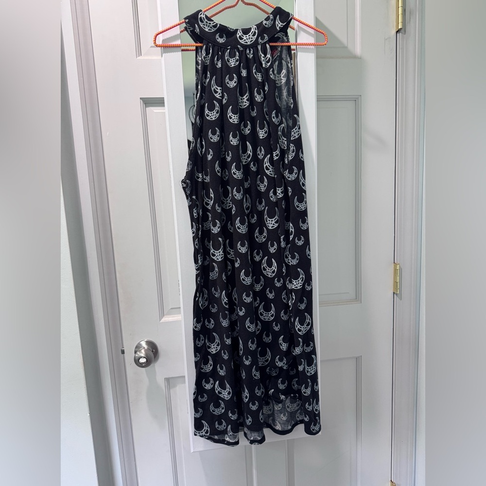 Elegant Black and White Sleeveless Dress